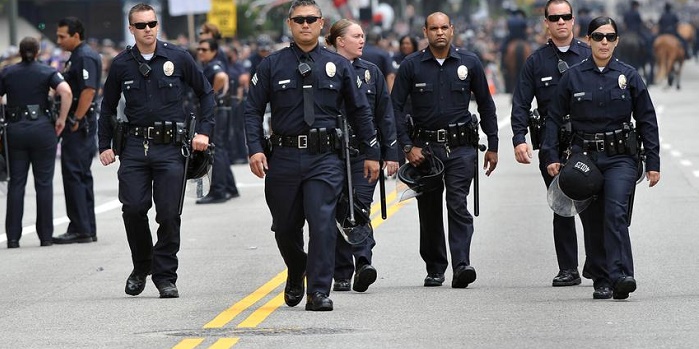 Los Angeles polisi Trump'a bayrak açtı!