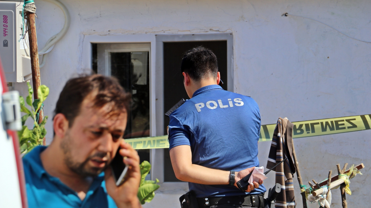 Ablasını öldürüp babasını aradı...