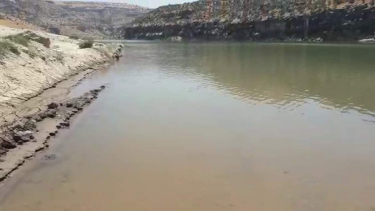 Su seviyesi yükseldi, araçlar mahsur kaldı!