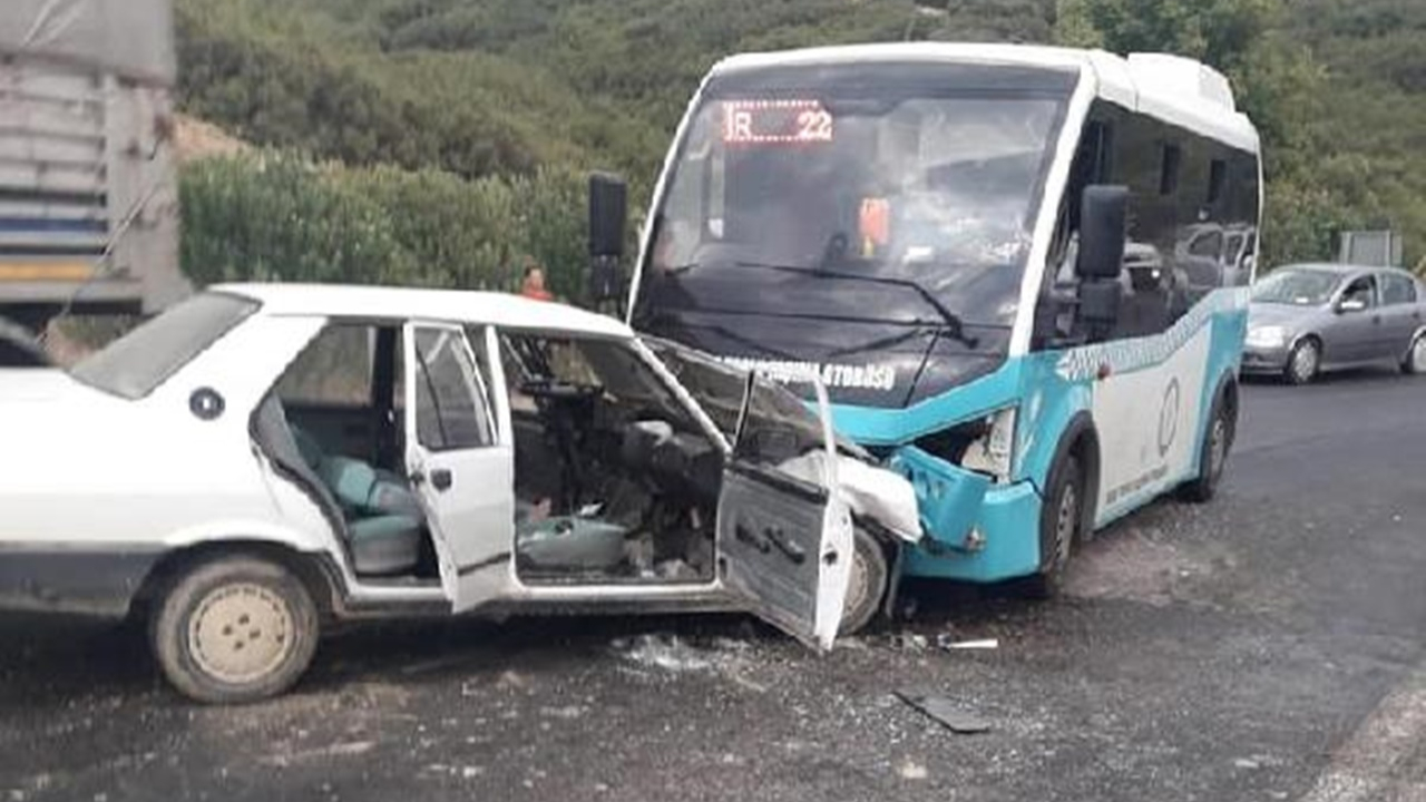 Minibüs ile otomobil kafa kafaya çarpıştı!