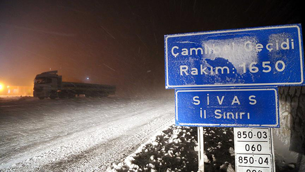 Kar yağışı Sivas'ta etkili oluyor