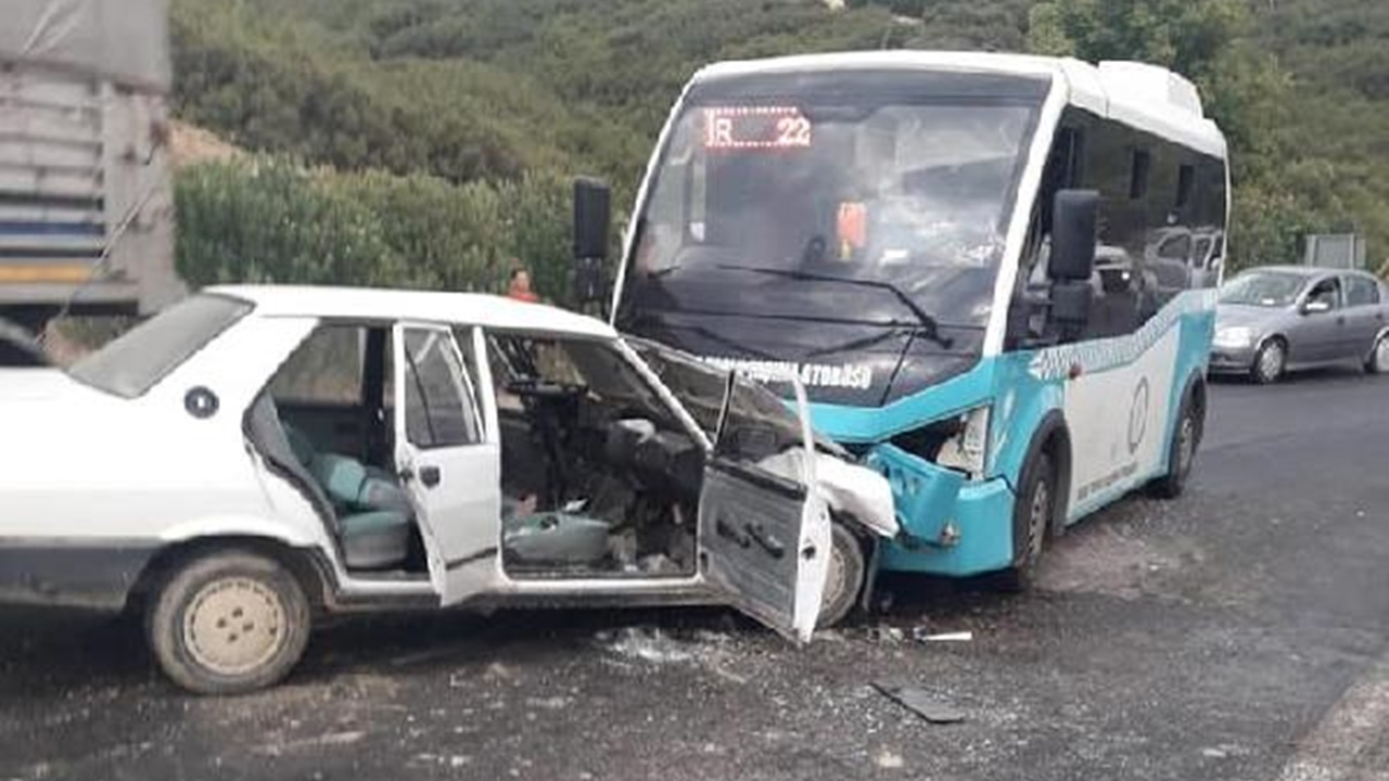 Minibüs ile otomobil kafa kafaya çarpıştı!