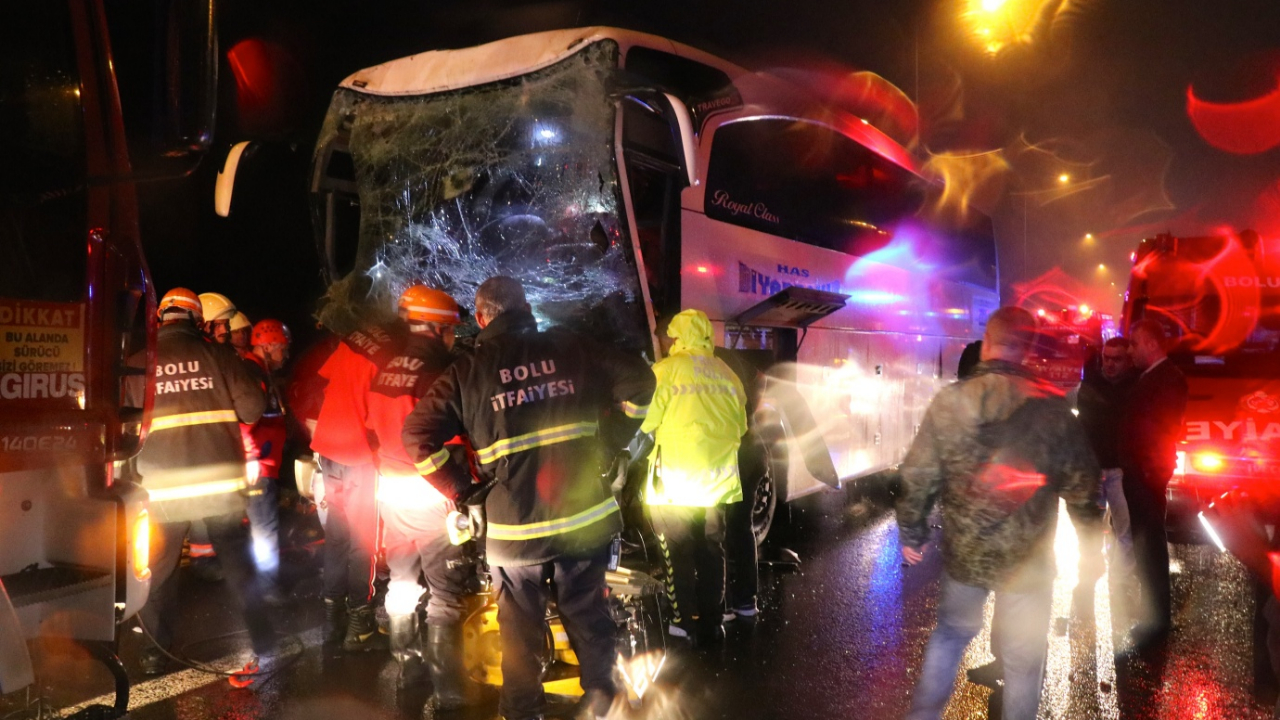Düzce'de otobüs kamyona arkadan çarptı!
