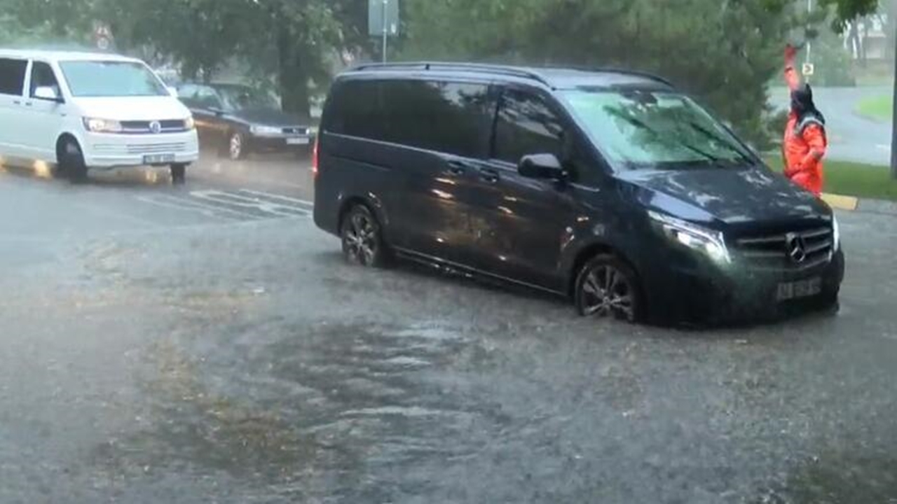 İstanbul'da beklenen sağanak yağış başladı!