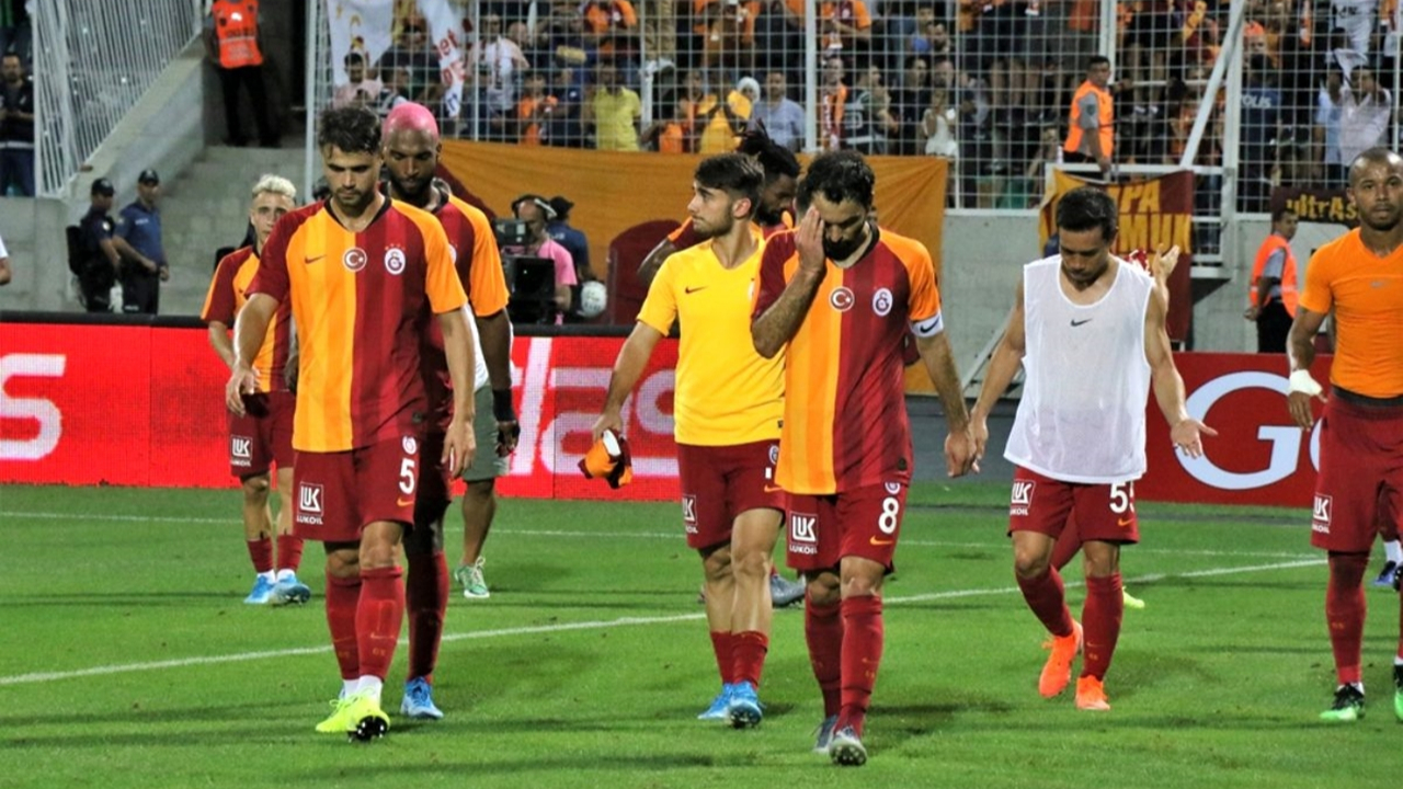 Kendi evinde kükrüyor!