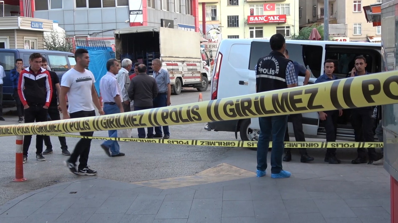 Eski eşini boğazından bıçakladı...