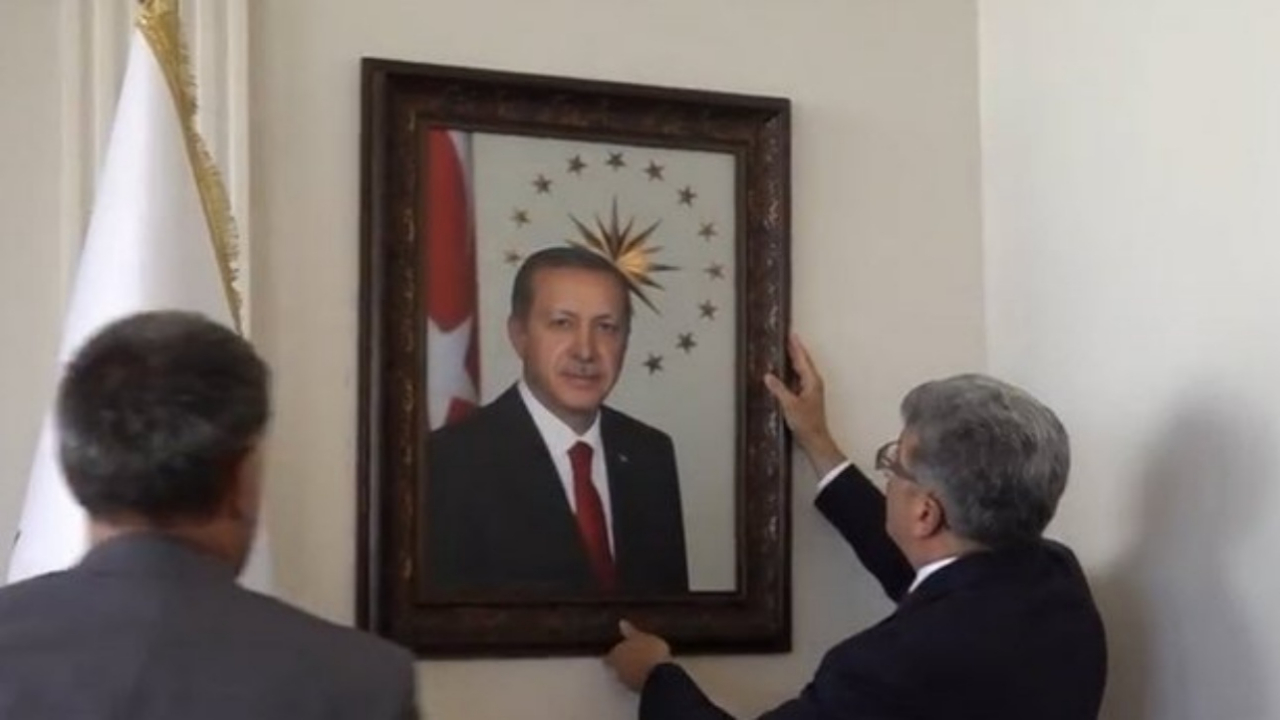 Erdoğan'ın fotoğrafı eski yerinde!