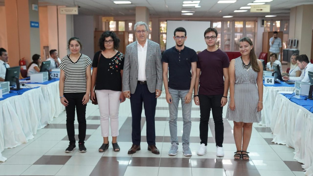 İzmir'de Rektör Necdet Budak, dereceye girenlerin kayıtlarını yaptı