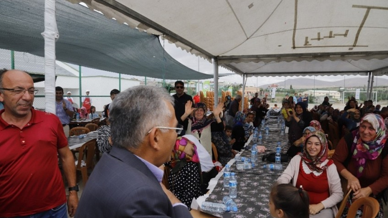 Kayseri'de Memduh Büyükkılıç: "Masa başında oturan olmayacağız"