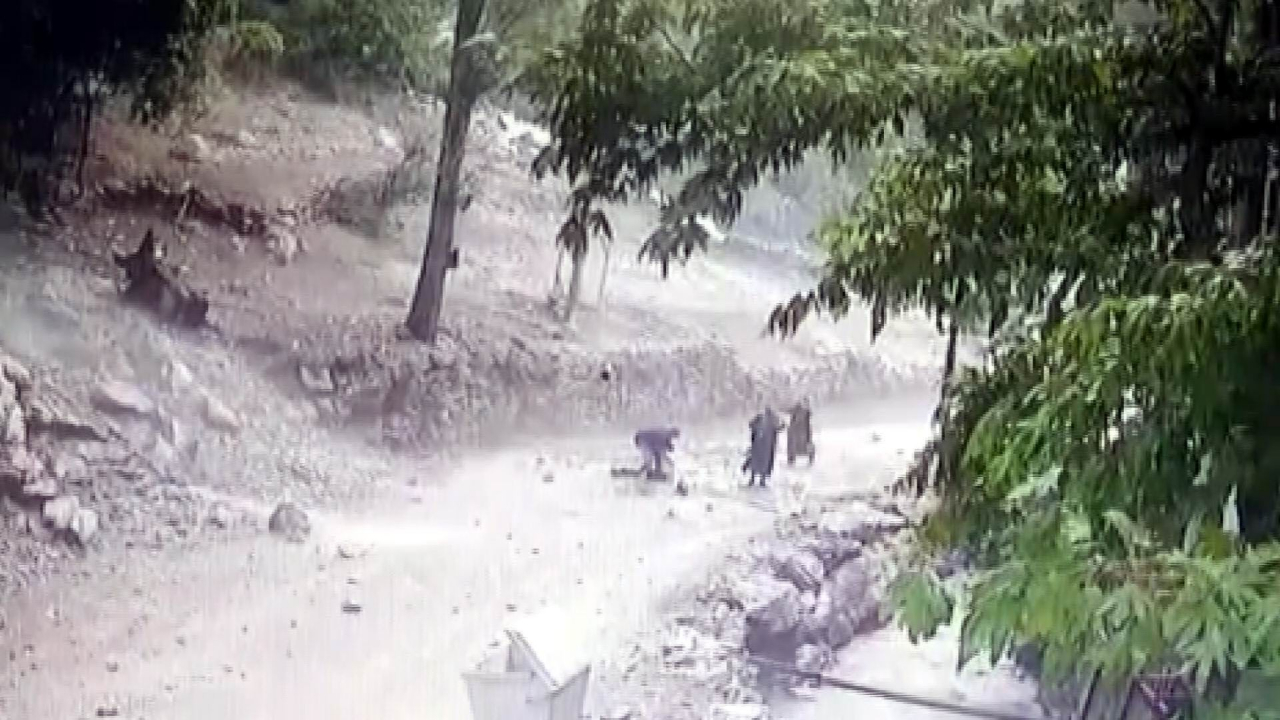 Dağdan kopan kayaların altında kaldı!