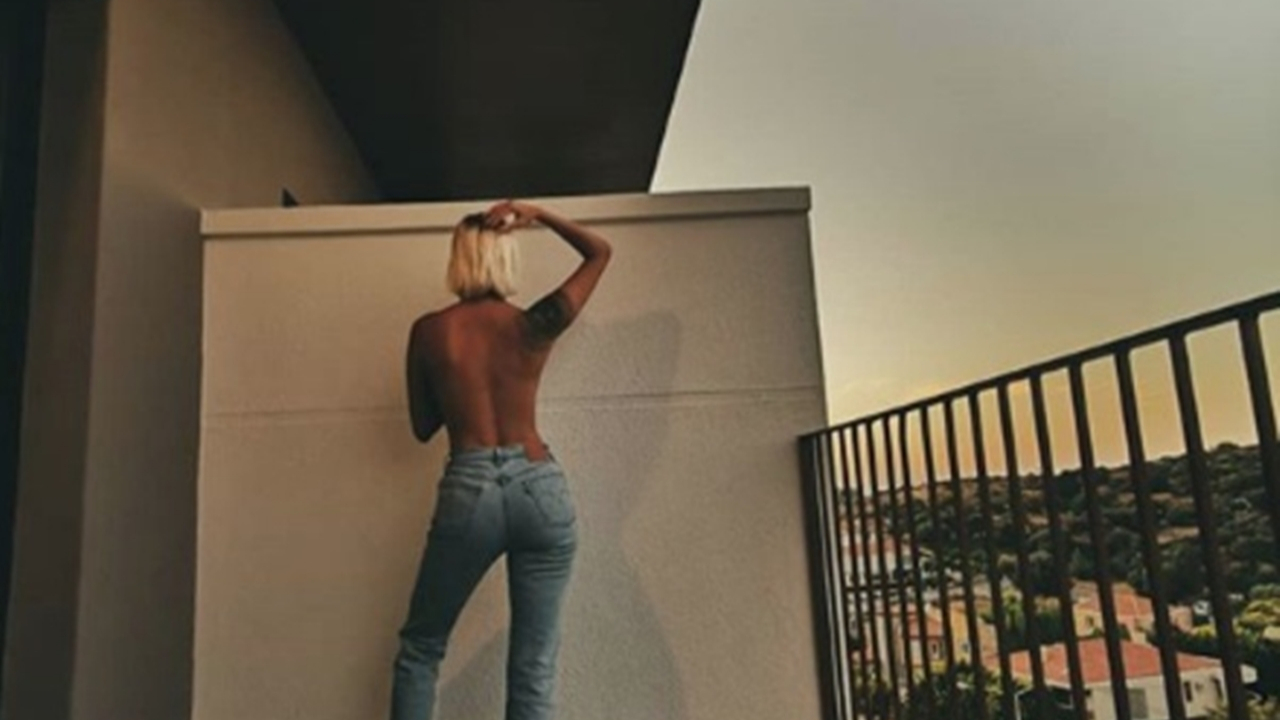 Üstsüz fotoğrafını paylaştı!