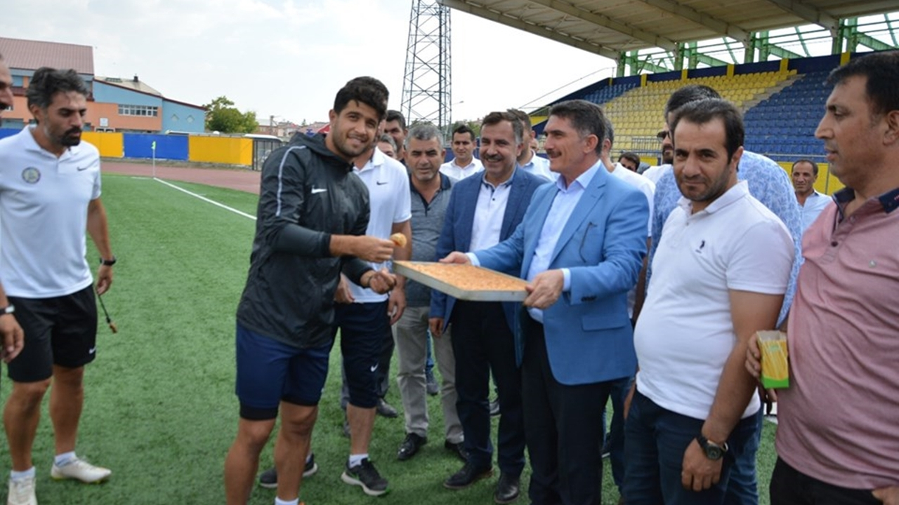 Ağrı'da Ekrem Çelebi’den Ağrıspora moral ziyareti