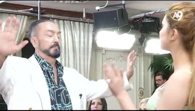 Adnan Oktar ile kediciğin el ele dansı...