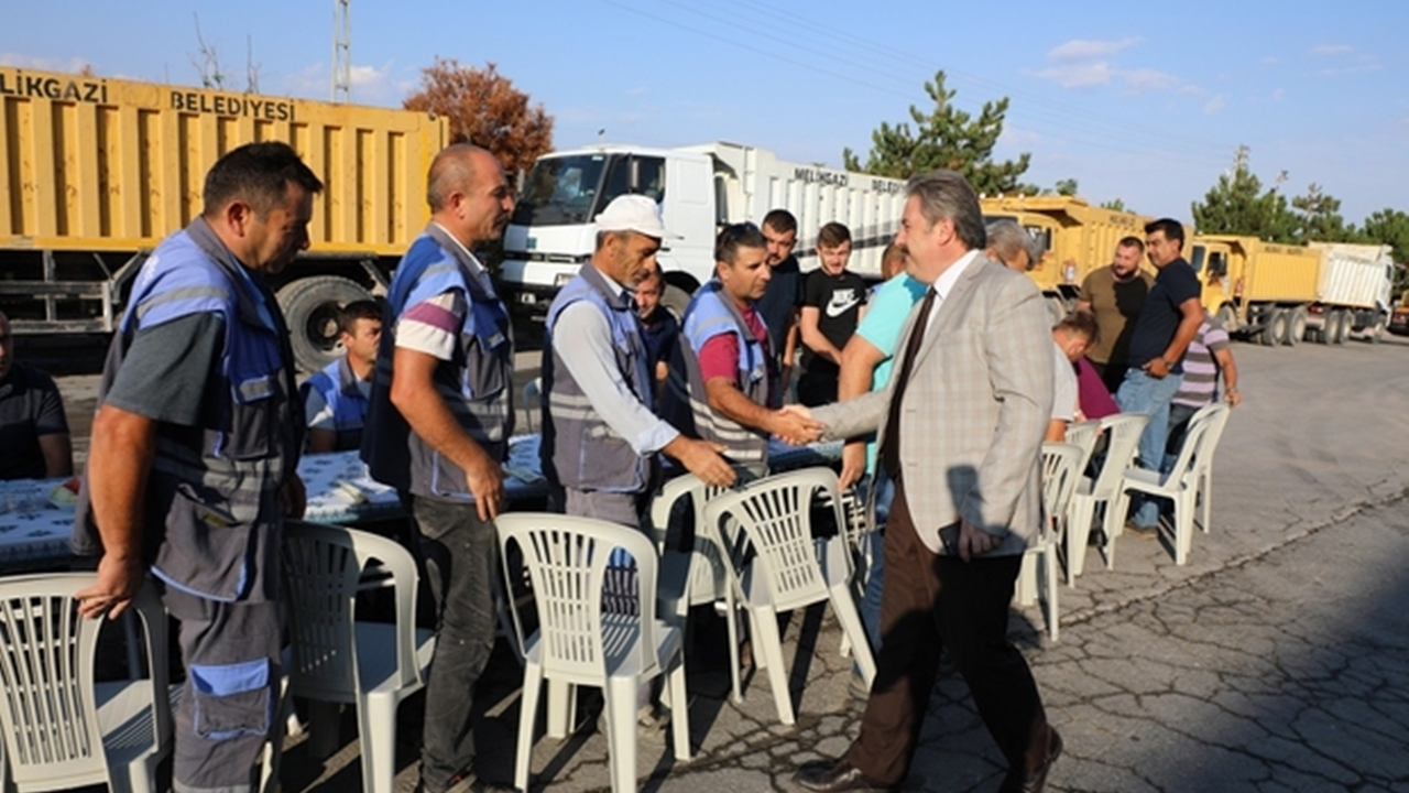 Kayseri'de Başkan Mustafa Palancıoğlu mesaiye şantiyede işçilerle başladı