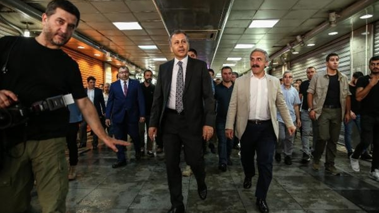 İstanbul'da Vali Ali Yerlikaya Eminönü alt geçidinde incelemelerde bulundu