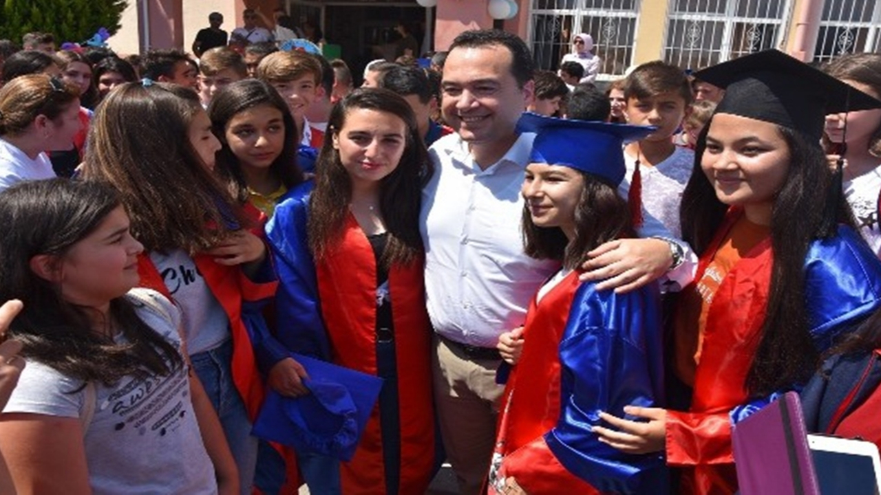 Manisa'da Başkan Besim Dutlulu maaşıyla 30 öğrenciye burs verecek