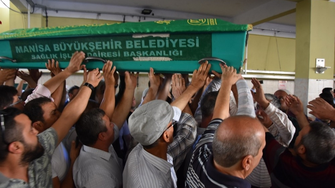 Manisa'da Milletvekili Uğur Aydemir’in babası son yolculuğuna uğurlandı