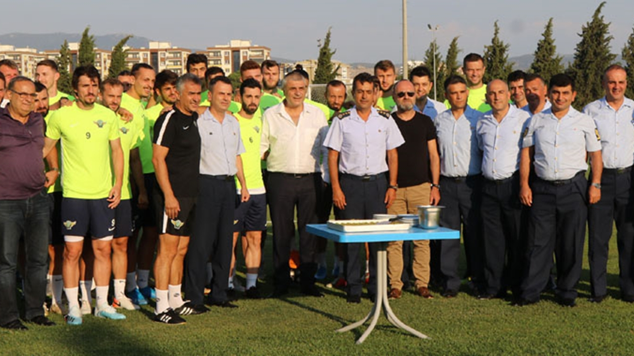 Manisa'da Garnizon Komutanı Mehmet Şahin Akhisarspor’a başarılar diledi