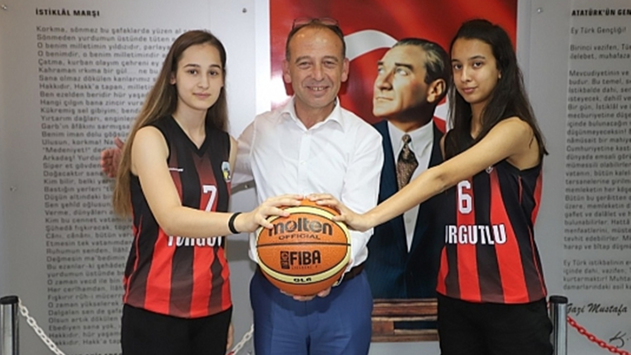 Manisa'da Başkan Çetin Akın milli hentbolcuları kampa uğurladı