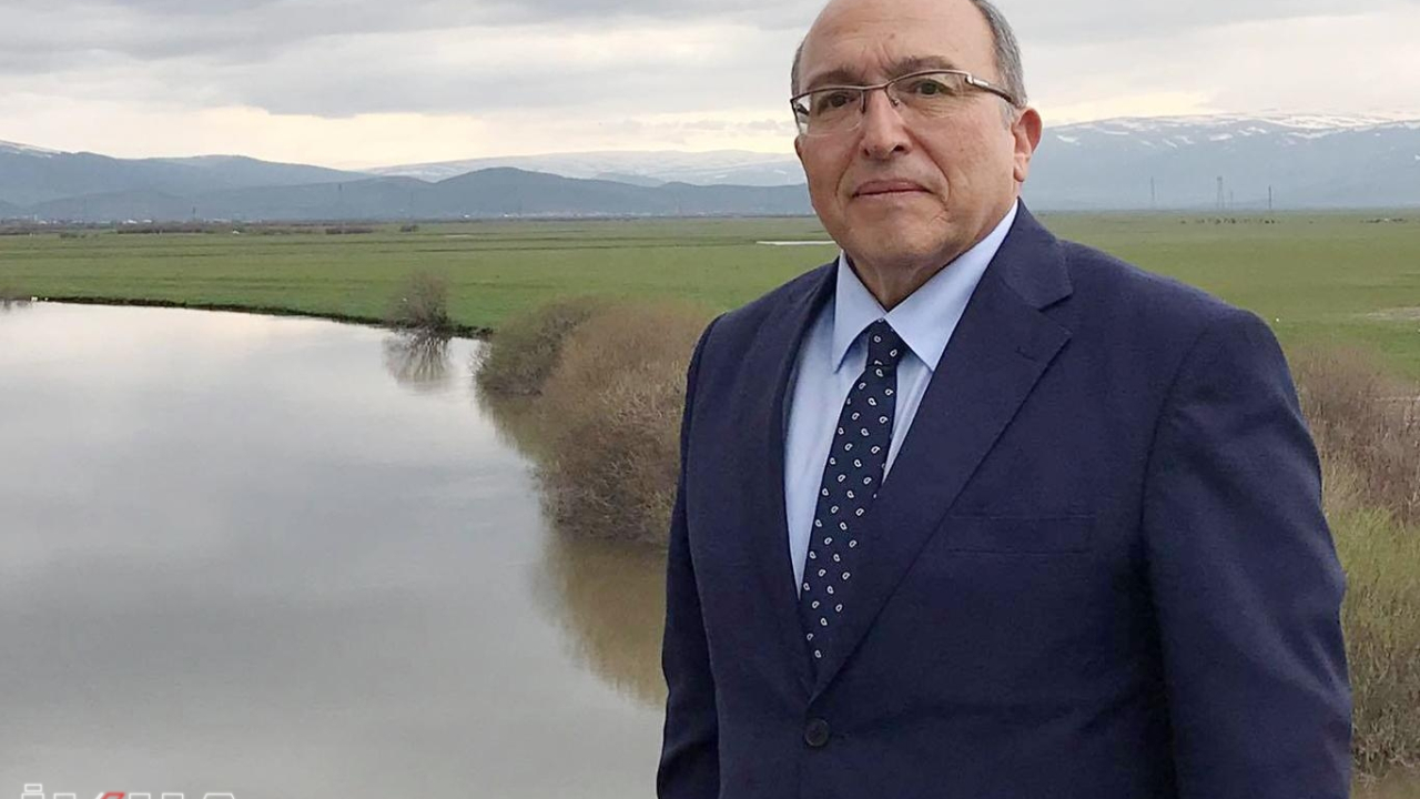 Makam odasını kumrulara bırakan bürokrat...
