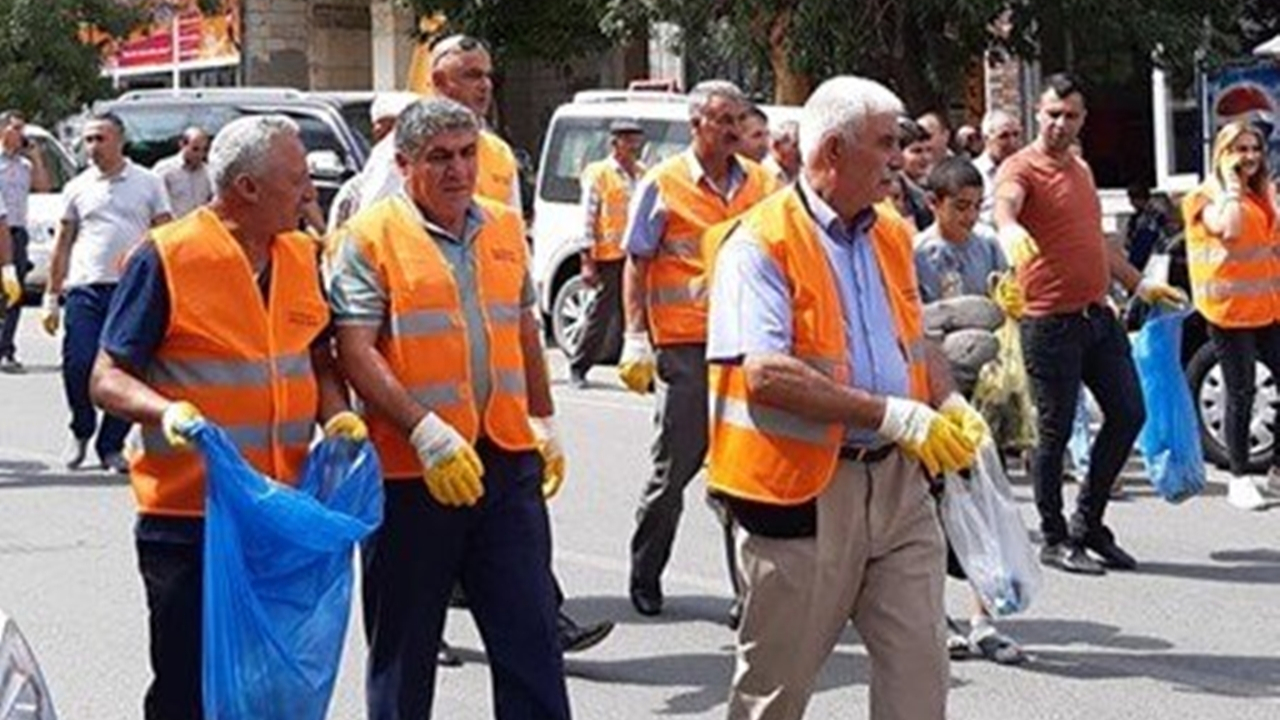İstanbul'da Tuzluca Belediye Başkanı Ahmet Sait Sadrettin Türkan temizlik yaptı