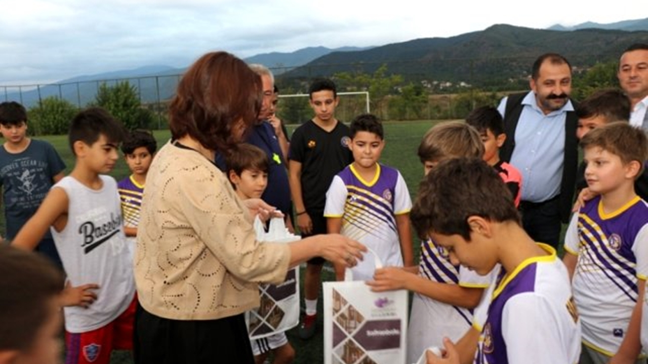 Karabük'te Başkan Elif Köse yaz spor okullarındaki öğrencilerle bir araya geldi