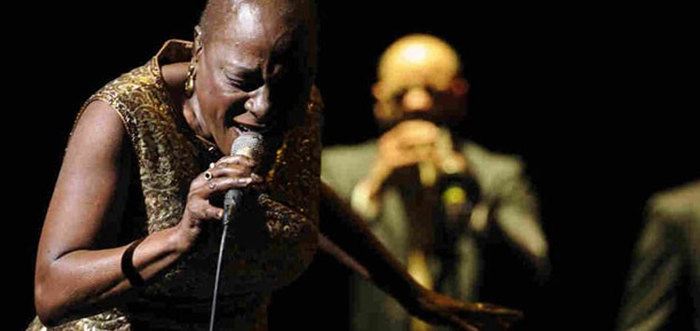 Ünlü şarkıcı Sharon Jones hayatını kaybetti
