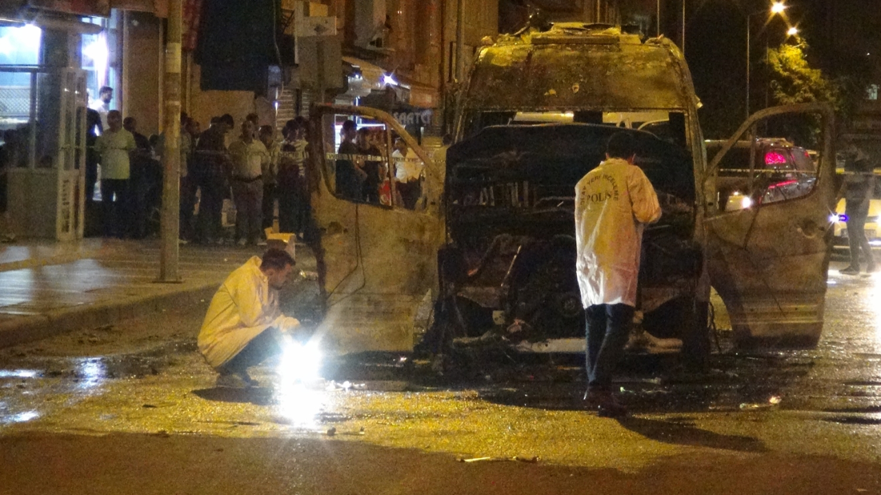 PKK yandaşları minibüsü ateşe verdi...