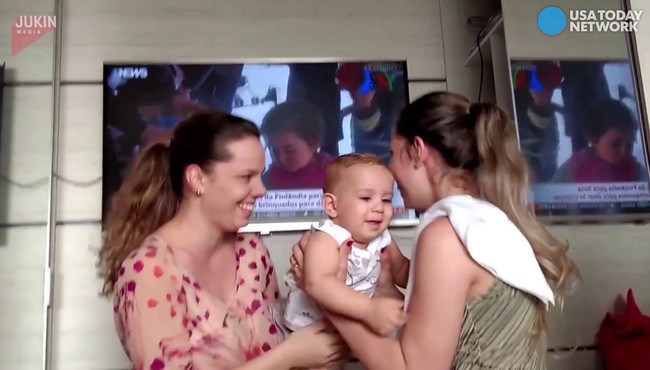 Annesinin ikiziyle tanışan bebeğin kafası karıştı!