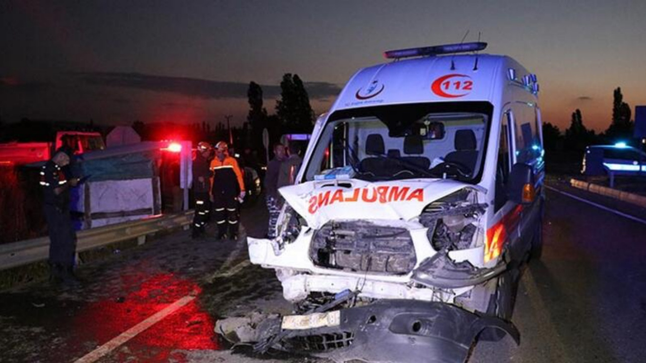 Biri ambulans 3 araç çarpıştı! Çok sayıda ölü var