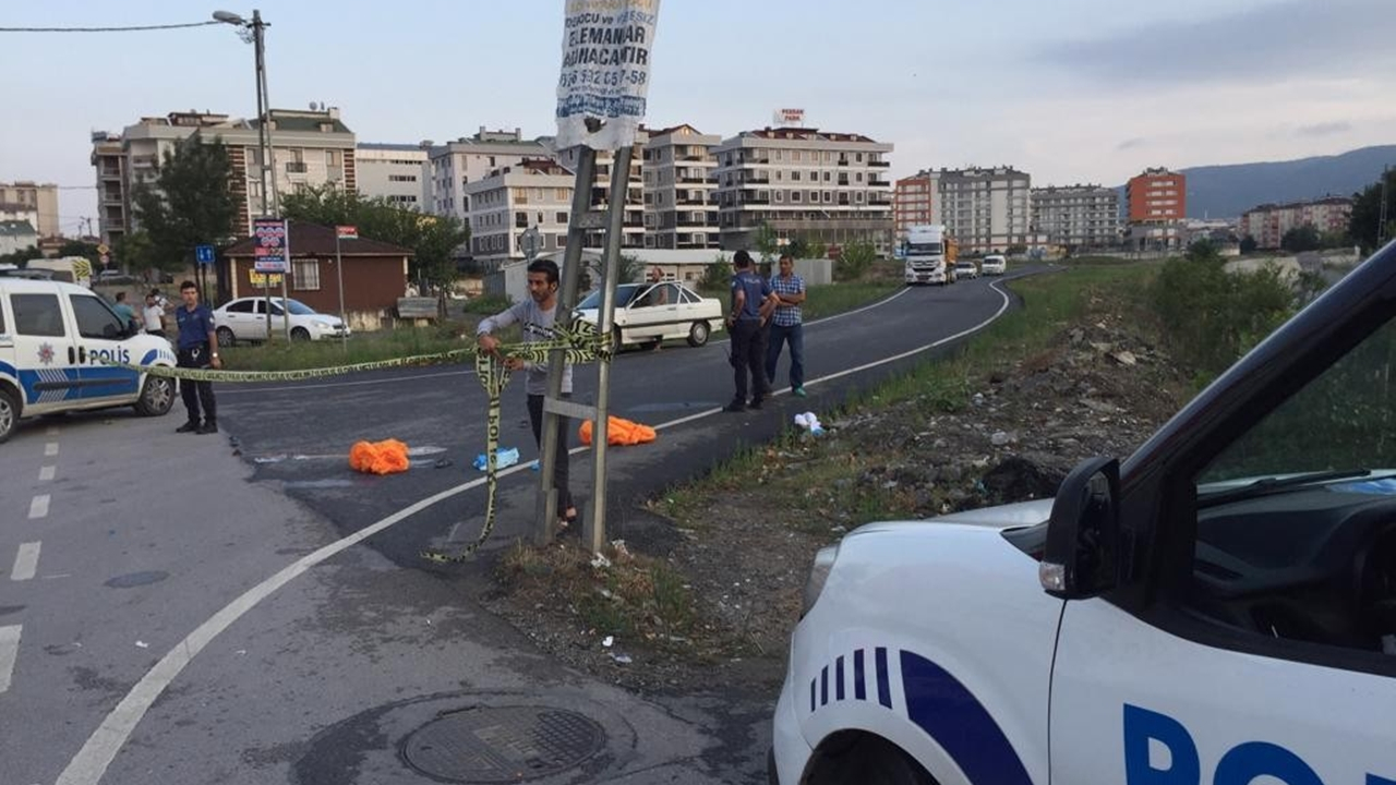 Motosikletle kamyonun altında kaldılar...