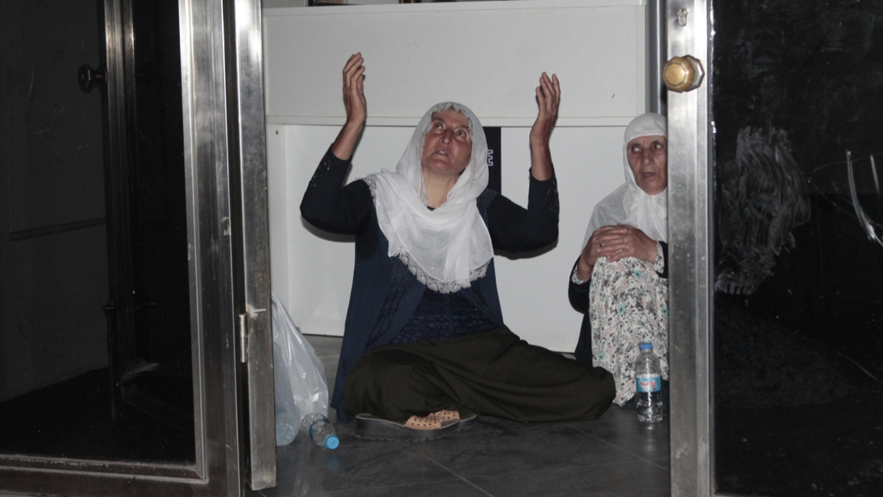 HDP binasının önünde oturma eylemine başladı!