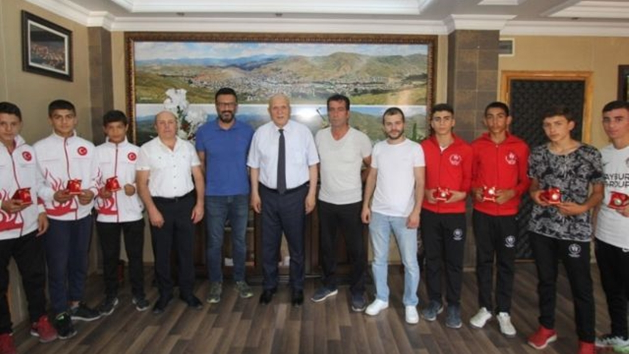 Bayburt'ta Başkan Hükmü Pekmezci başarılı sporcuları altınla ödüllendirdi