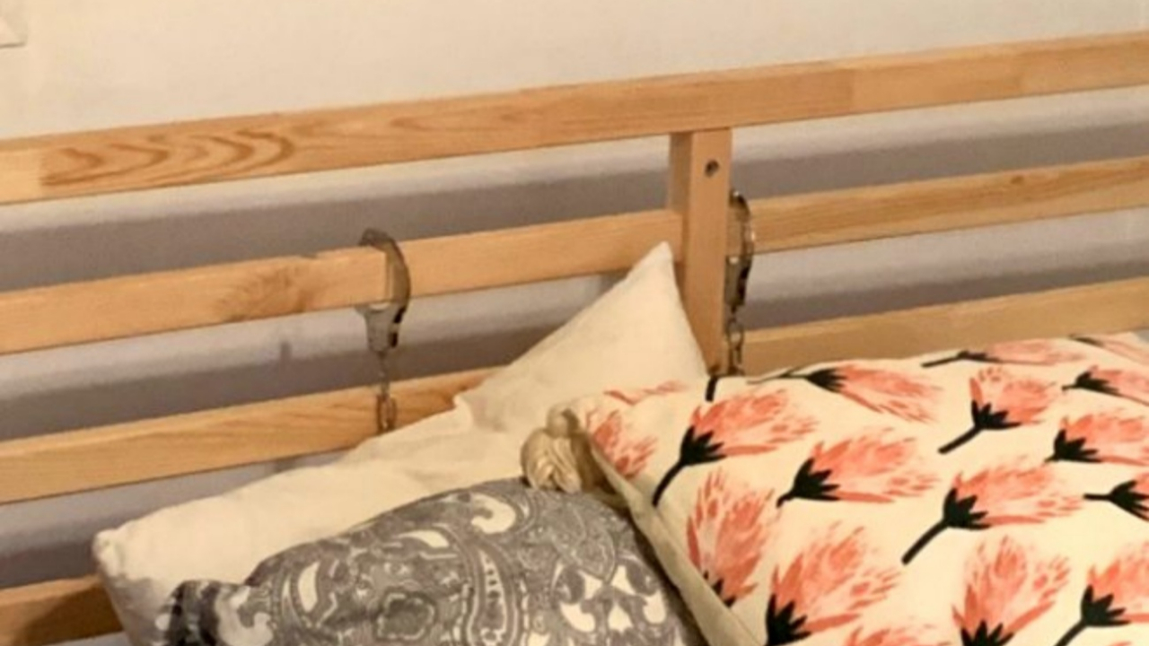 Ünlü isim yatağında fantezi kelepçesini unuttu!