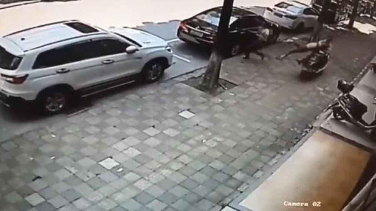 Önce motorla çarptı, sonra palayla saldırdı!
