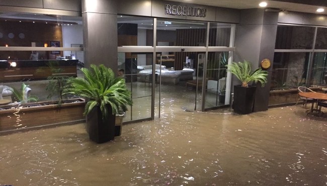 Gümbet'te deniz suları 100 metre içeriye girdi...İşte o anlar...