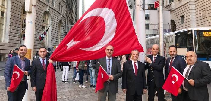 İlker Başbuğ, New York'ta Türk bayrağını göndere çekti