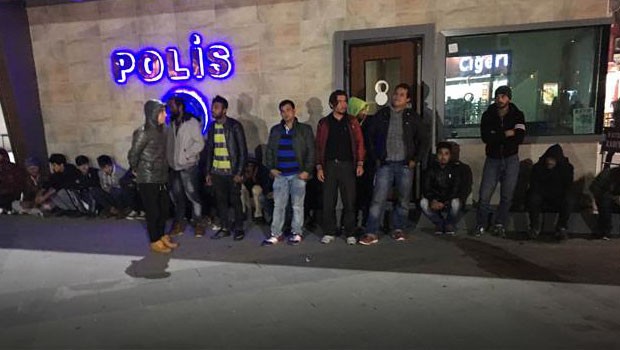 Kumkapı Geri Gönderme Merkezi'nden kaçanlar için polis operasyonu