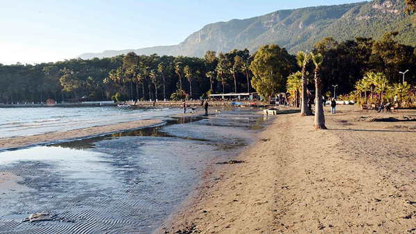 Akyaka Sahili'nde deniz suyu 25 metre çekildi