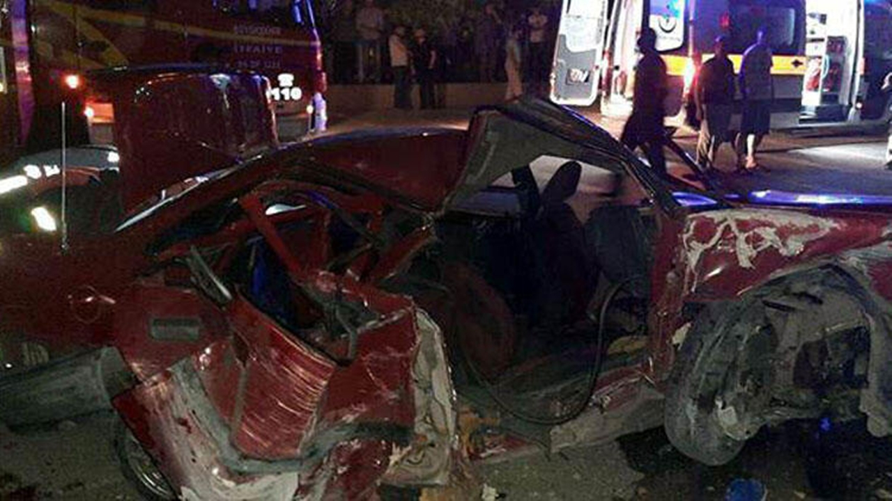 Park halindeki kamyona çarptı: 2 ölü,4 yaralı...