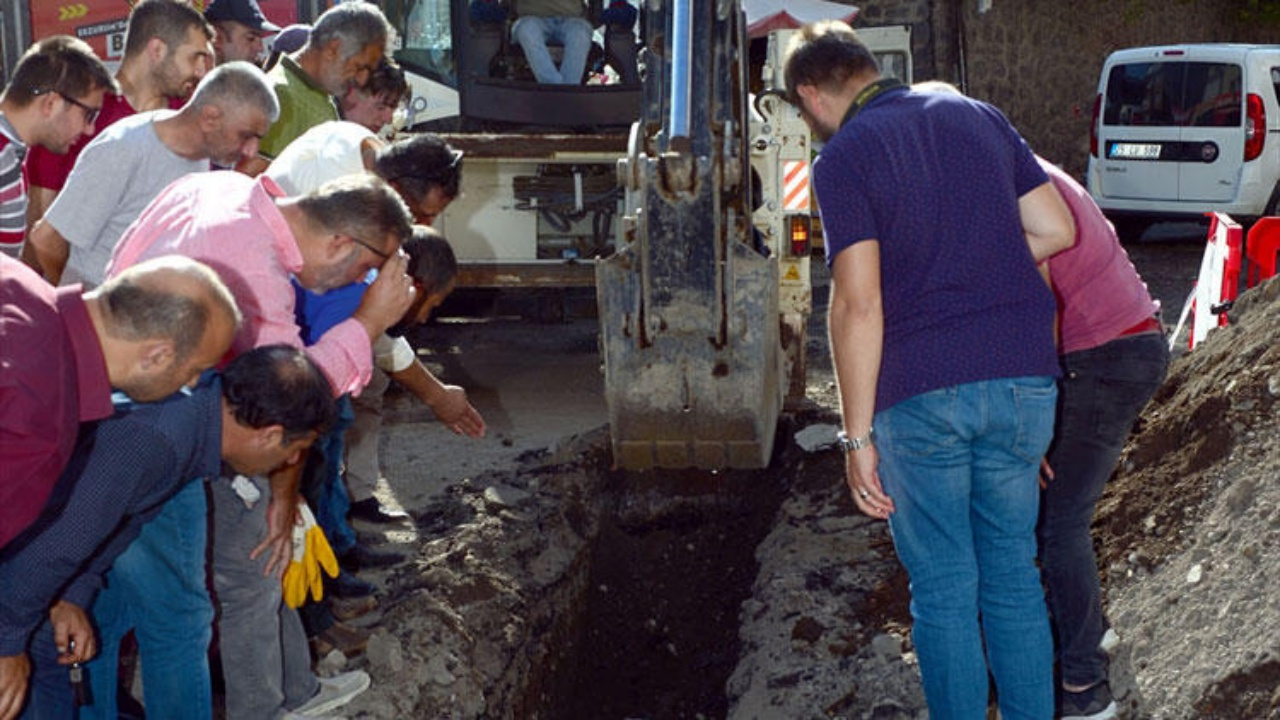Kepçe kazdıkça kafatası ve kemik çıktı!