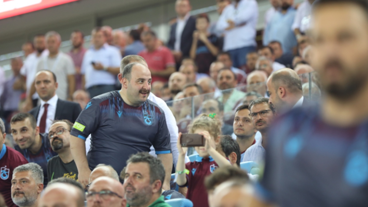 Trabzonlu bakanlar maçı tribünden izledi!