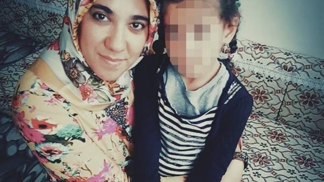Babası, annesini 20 yerinden bıçakladı