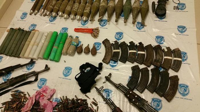 Van'da bir eve düzenlenen operasyonda çok sayıda silah ele geçirildi