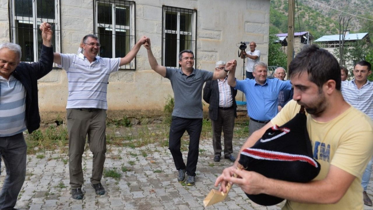 Erzurum'da Vali Okay Memiş köylülerle tulum eşliğinde horon oynadı