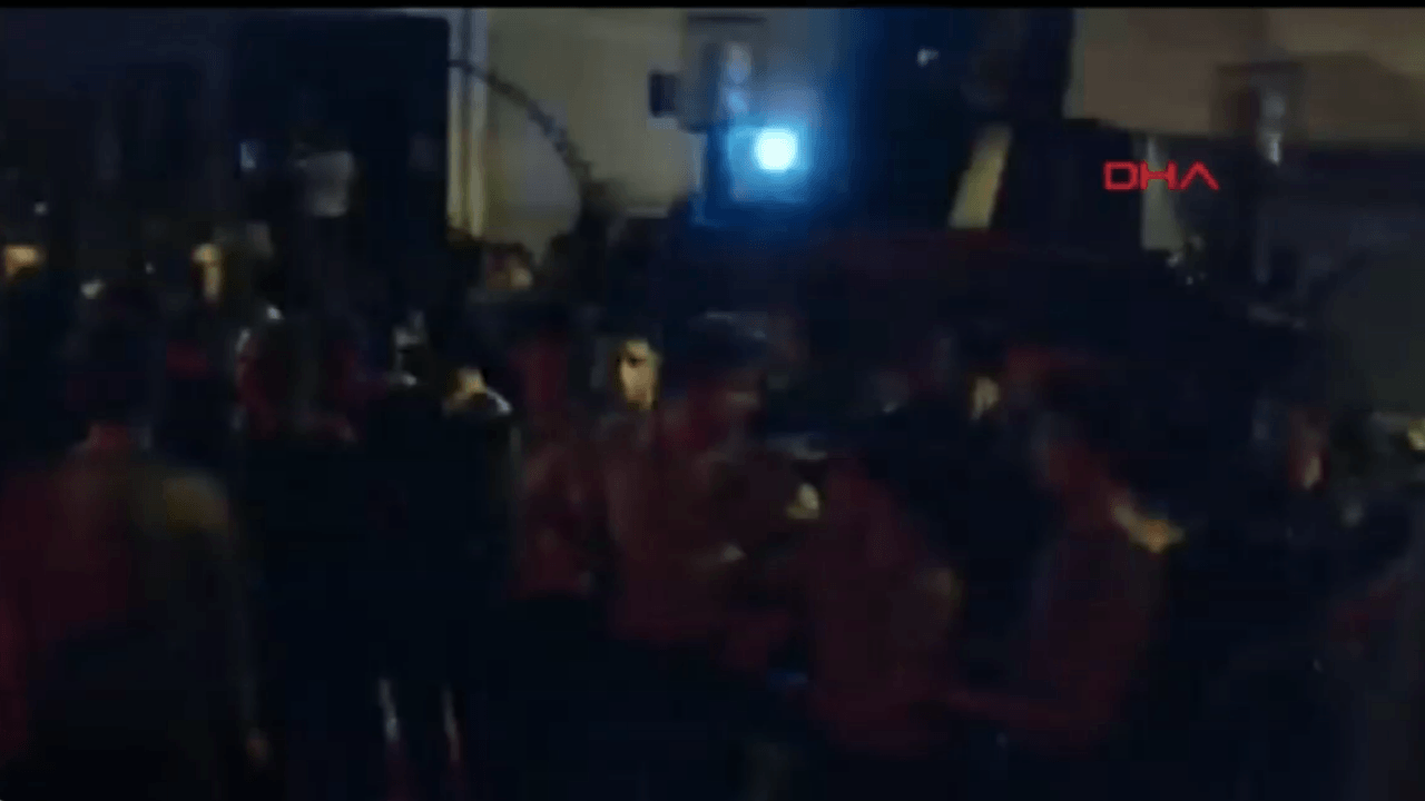 Genç kız tek tek zillere basıp yardım istedi!