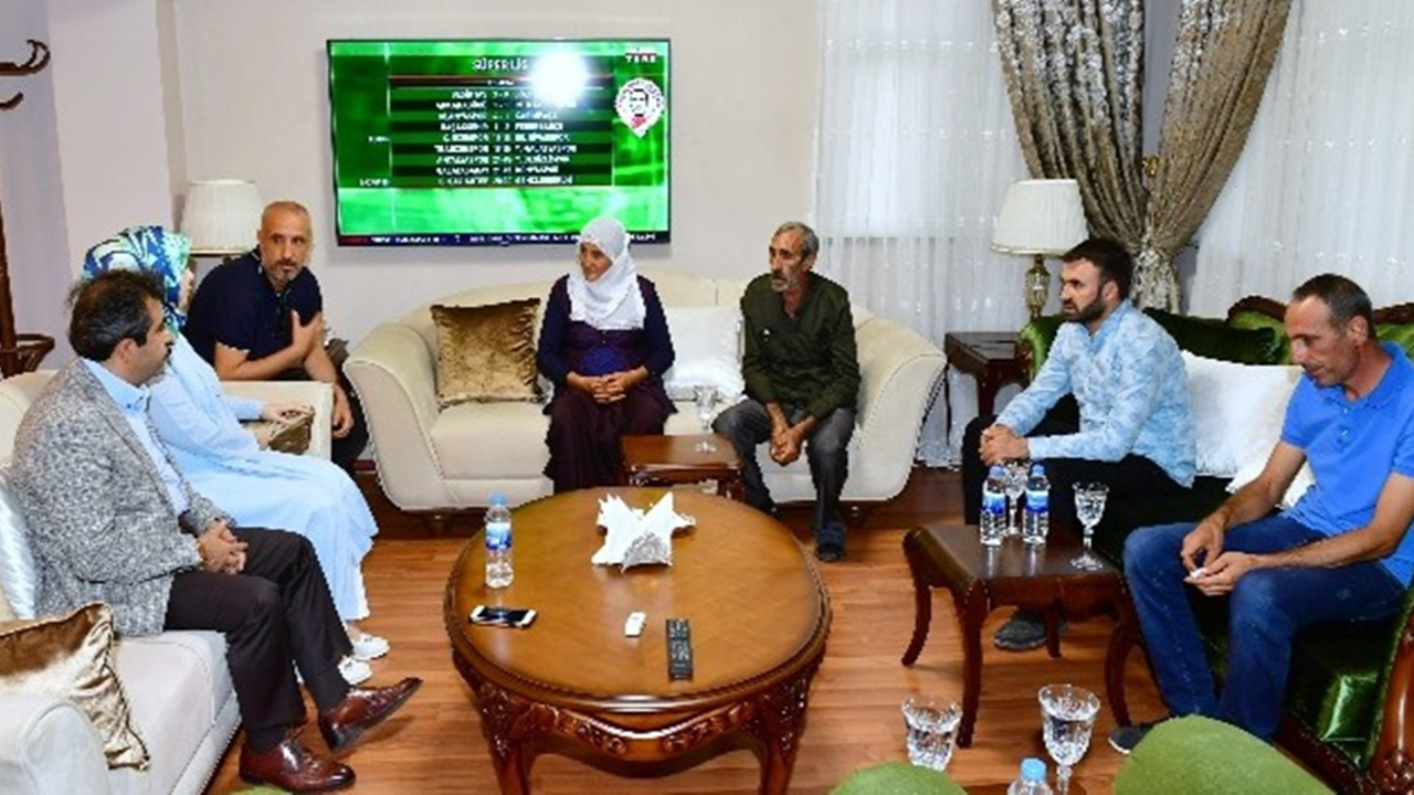 Diyarbakır'da Vali Hasan Basri Güzeloğlu, Hacire Akar ile görüştü