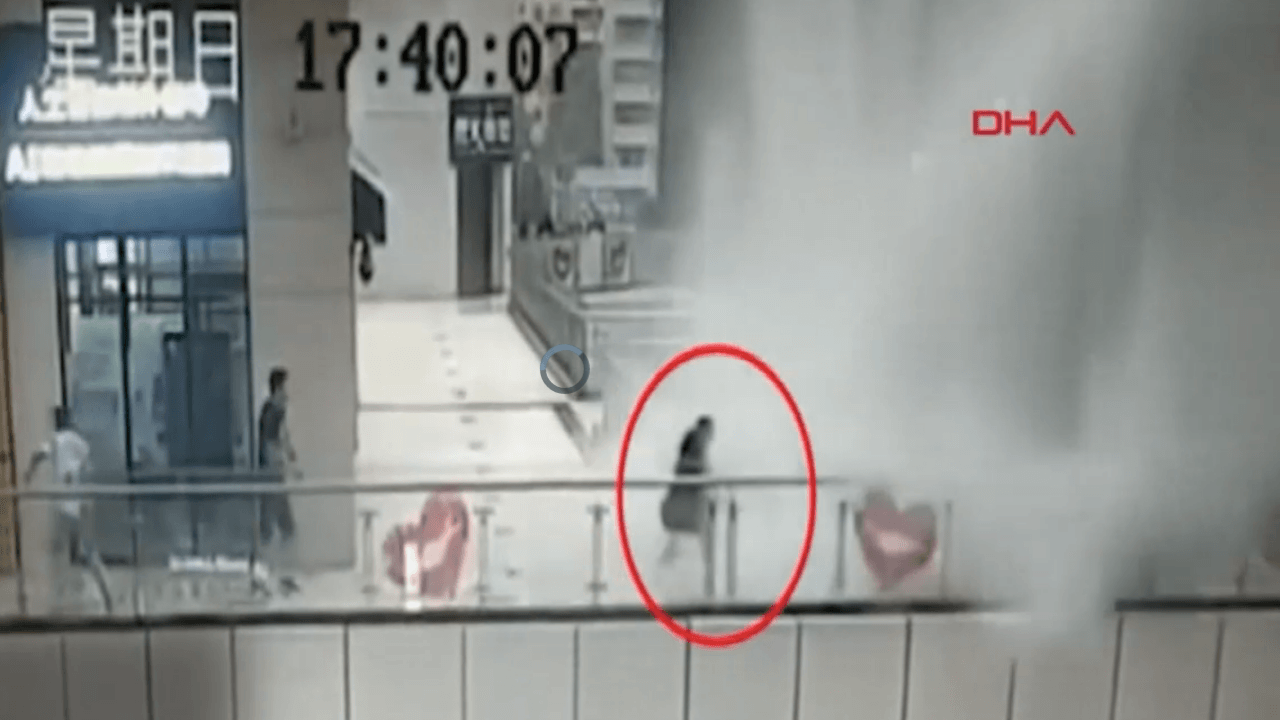 Çatı çöktü insanlar tonlarca suyun altında kaldı!