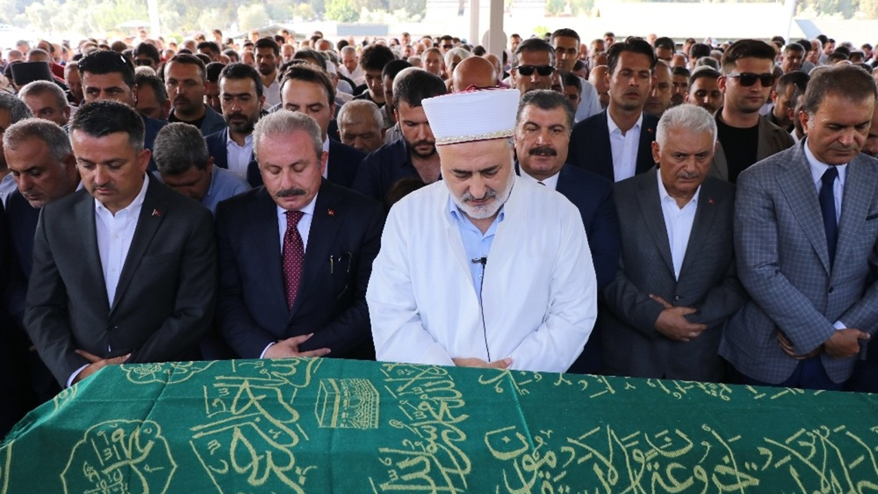 Adana'da AK Parti’li Jülide Sarıeroğlu’nun babası toprağa verildi