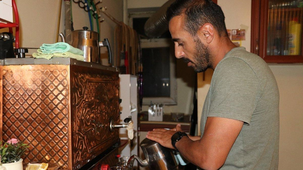 Hem kafede çalışıyor, hem hazırlanıyor!